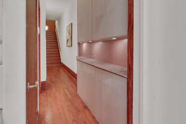 1034 N La Salle Drive, Chicago, IL 60610