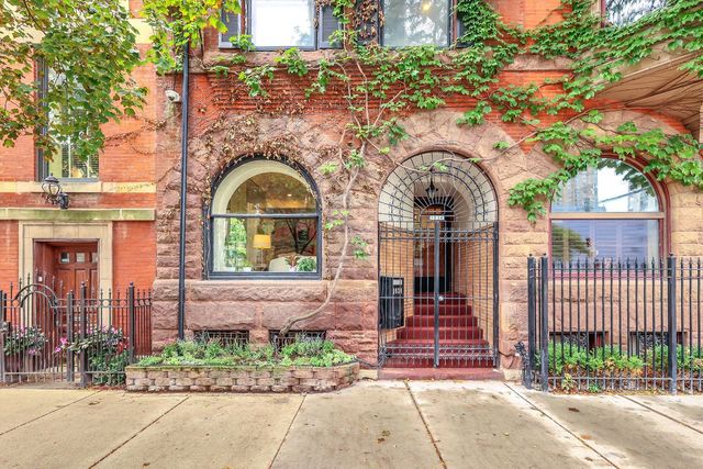 1034 N La Salle Drive, Chicago, IL 60610