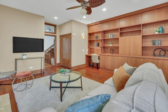 1034 N La Salle Drive, Chicago, IL 60610