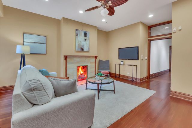 1034 N La Salle Drive, Chicago, IL 60610