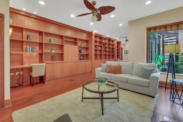 1034 N La Salle Drive, Chicago, IL 60610