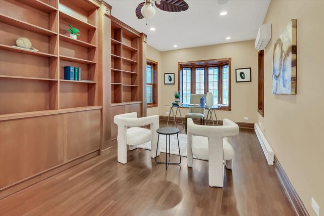 1034 N La Salle Drive, Chicago, IL 60610