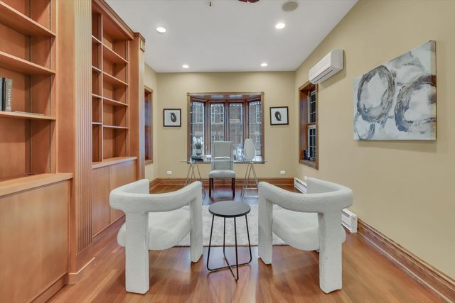 1034 N La Salle Drive, Chicago, IL 60610