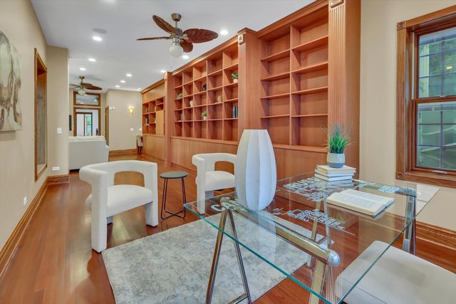 1034 N La Salle Drive, Chicago, IL 60610