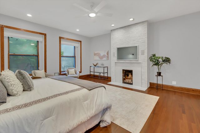 1034 N La Salle Drive, Chicago, IL 60610