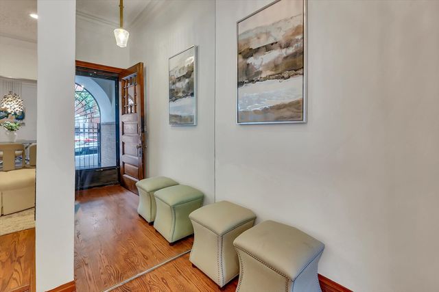1034 N La Salle Drive, Chicago, IL 60610