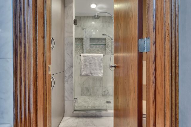 1034 N La Salle Drive, Chicago, IL 60610