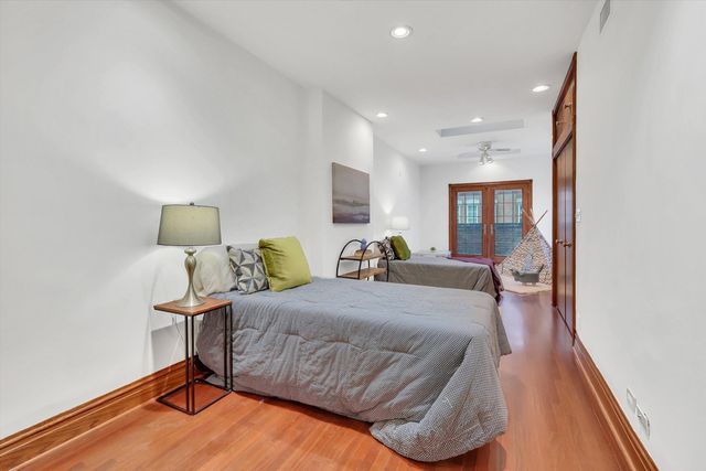 1034 N La Salle Drive, Chicago, IL 60610