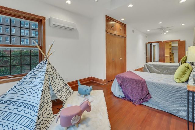 1034 N La Salle Drive, Chicago, IL 60610