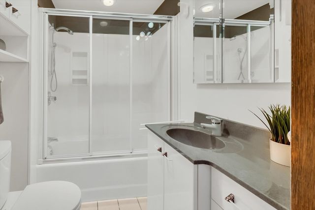 1034 N La Salle Drive, Chicago, IL 60610