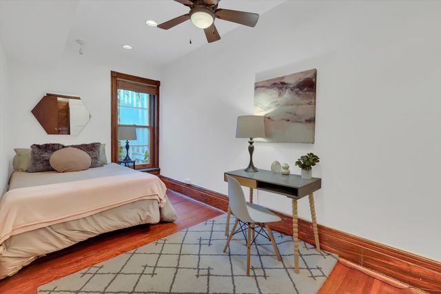 1034 N La Salle Drive, Chicago, IL 60610