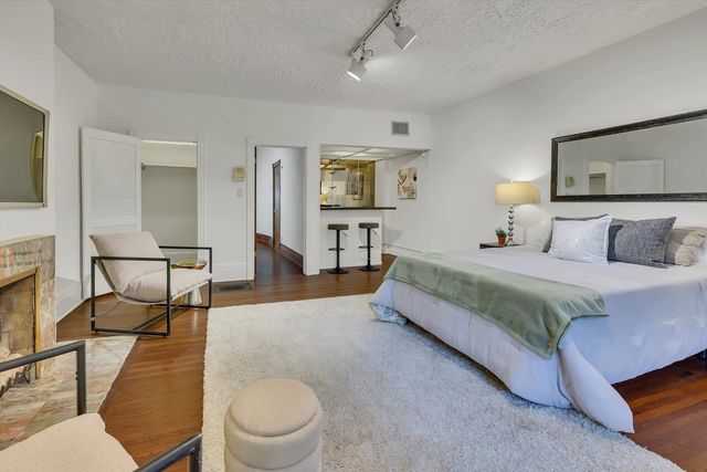 1034 N La Salle Drive, Chicago, IL 60610