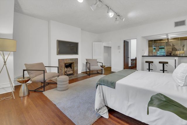 1034 N La Salle Drive, Chicago, IL 60610