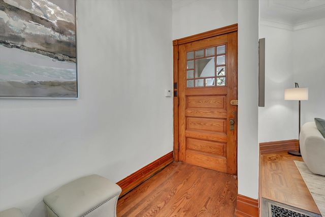 1034 N La Salle Drive, Chicago, IL 60610