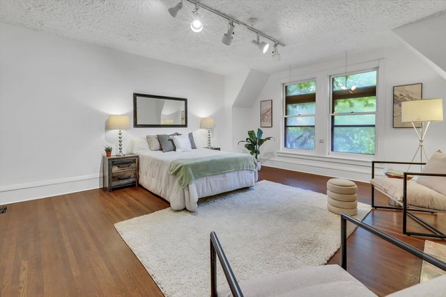1034 N La Salle Drive, Chicago, IL 60610