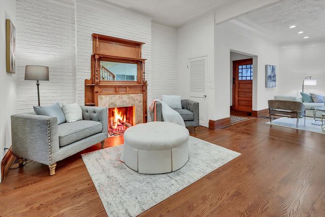 1034 N La Salle Drive, Chicago, IL 60610