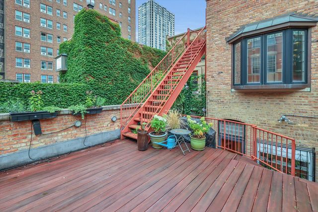 1034 N La Salle Drive, Chicago, IL 60610