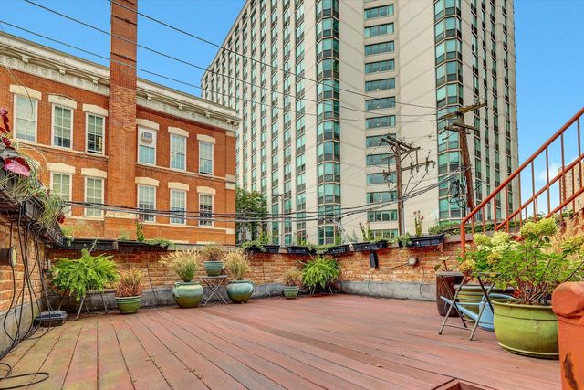 1034 N La Salle Drive, Chicago, IL 60610