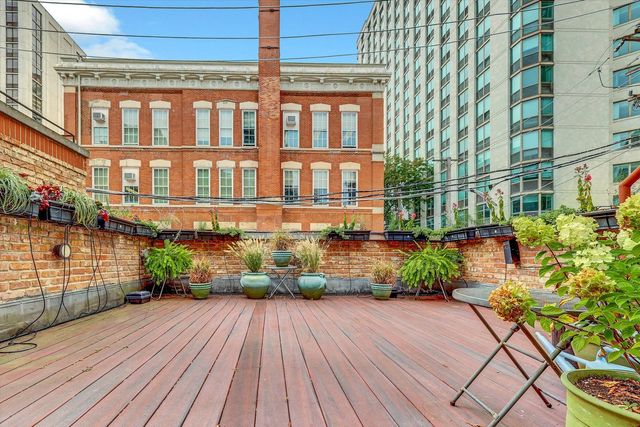 1034 N La Salle Drive, Chicago, IL 60610