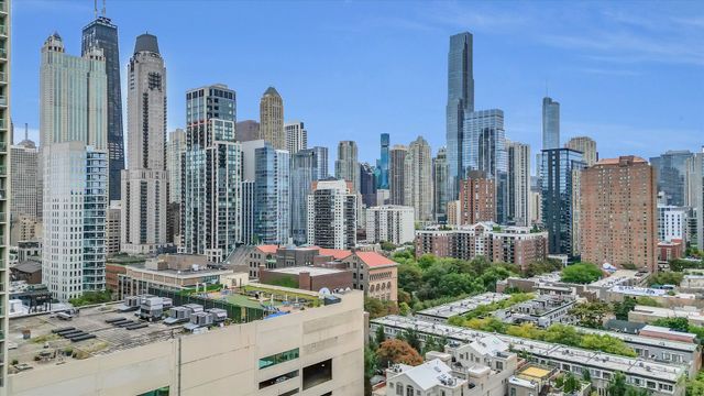 1034 N La Salle Drive, Chicago, IL 60610