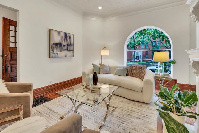 1034 N La Salle Drive, Chicago, IL 60610