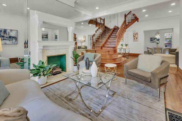 1034 N La Salle Drive, Chicago, IL 60610