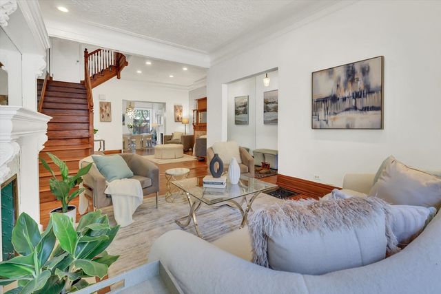 1034 N La Salle Drive, Chicago, IL 60610