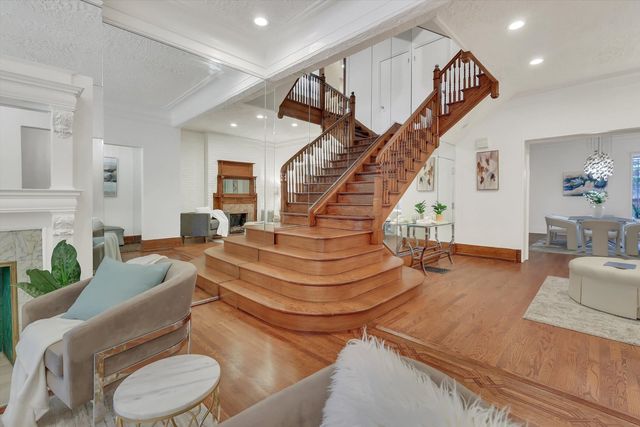 1034 N La Salle Drive, Chicago, IL 60610
