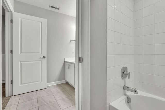 4557 Newport Loop E, Grove City, OH 43123