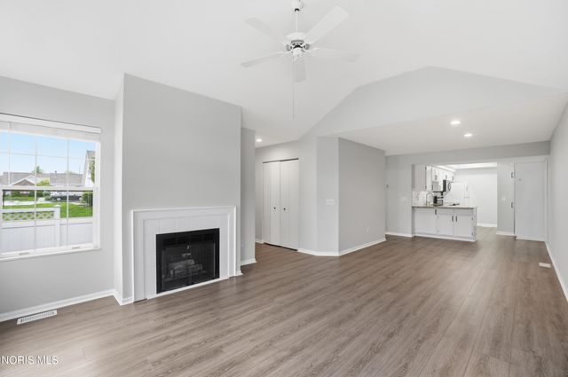 58 E Foxgate Circle, Bowling Green, OH 43402