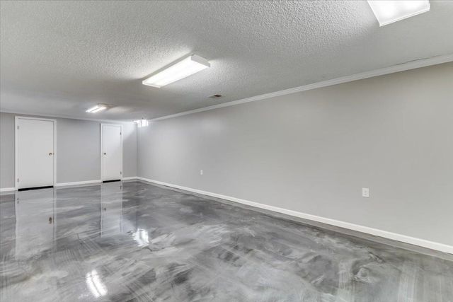 1231 N Dry Creek Dr, Derby, KS 67037