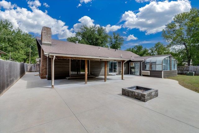 1231 N Dry Creek Dr, Derby, KS 67037