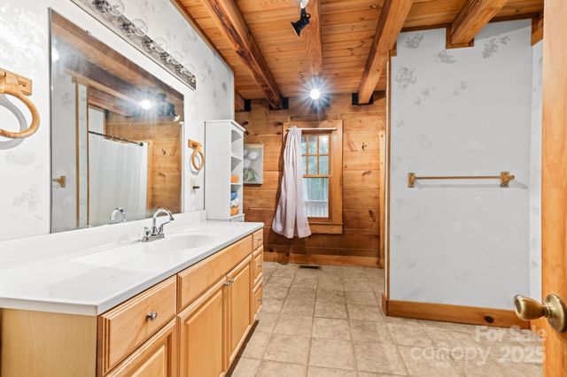 2401 Hundred Acres Lane, Lenoir, NC 28645