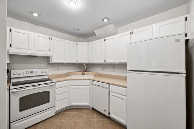 2220 Ridge Drive 16, Saint Louis Park, MN 55416