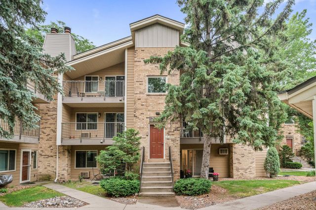 2220 Ridge Drive 16, Saint Louis Park, MN 55416