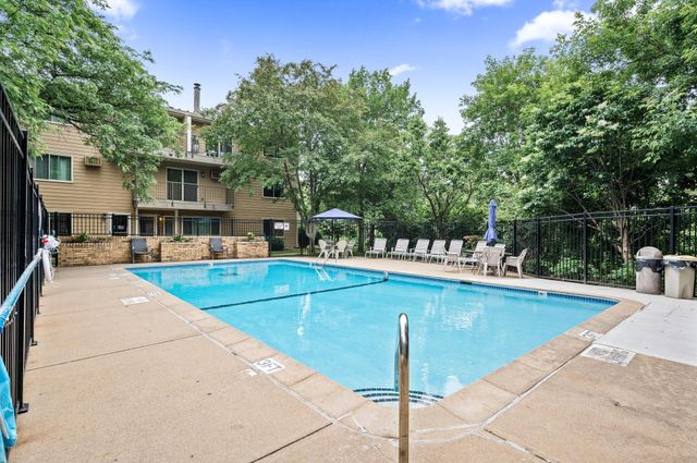 2220 Ridge Drive 16, Saint Louis Park, MN 55416