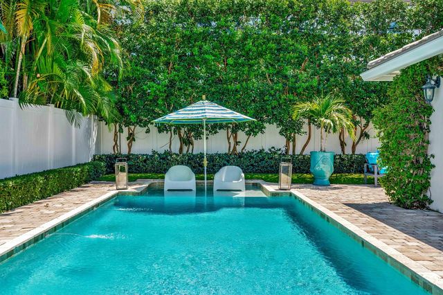 136 Worth Court S, West Palm Beach, FL 33405