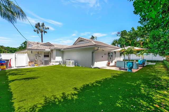 136 Worth Court S, West Palm Beach, FL 33405