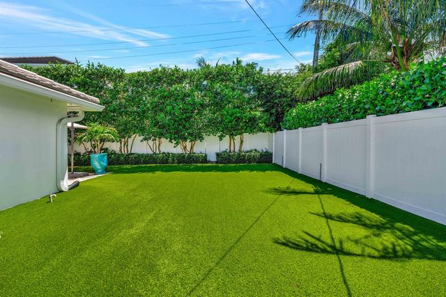 136 Worth Court S, West Palm Beach, FL 33405
