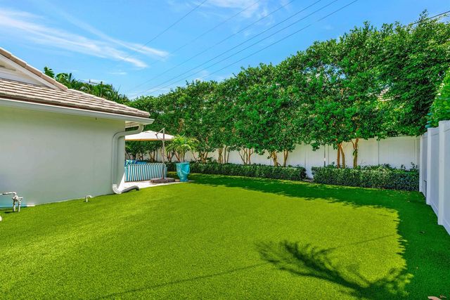 136 Worth Court S, West Palm Beach, FL 33405