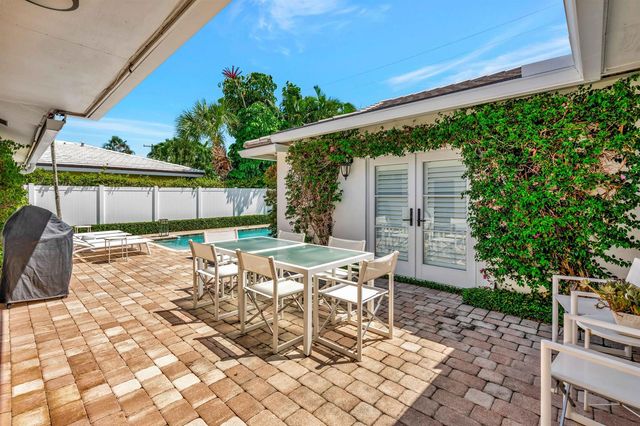 136 Worth Court S, West Palm Beach, FL 33405