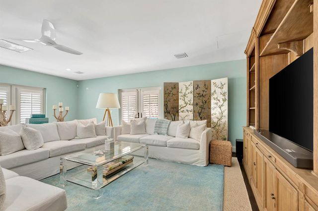136 Worth Court S, West Palm Beach, FL 33405