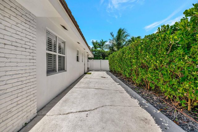 136 Worth Court S, West Palm Beach, FL 33405