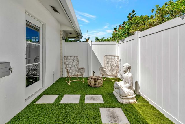 136 Worth Court S, West Palm Beach, FL 33405