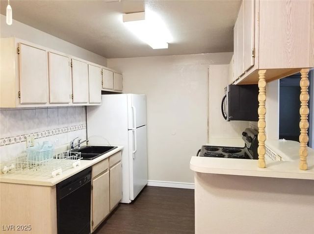 5221 Lindell Road 206, Las Vegas, NV 89118