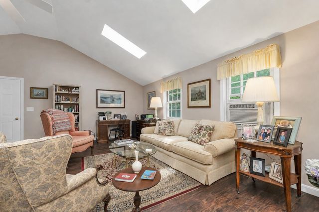8 Toftree Lane, Dover, NH 03820
