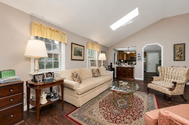 8 Toftree Lane, Dover, NH 03820