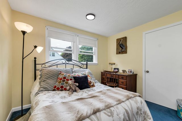 8 Toftree Lane, Dover, NH 03820