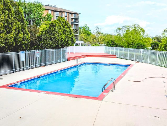 1751 Sleepy Hollow Court 7, Schaumburg, IL 60195