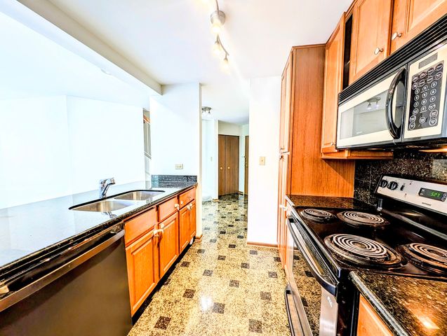 1751 Sleepy Hollow Court 7, Schaumburg, IL 60195